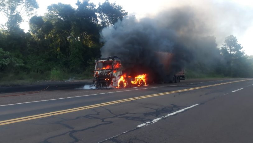 Se incendió un camión en ruta 12, no hubo lesionados