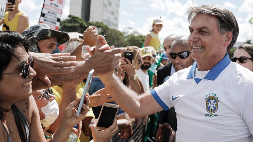 Bolsonaro salió a la calle para animar a la gente a romper el aislamiento