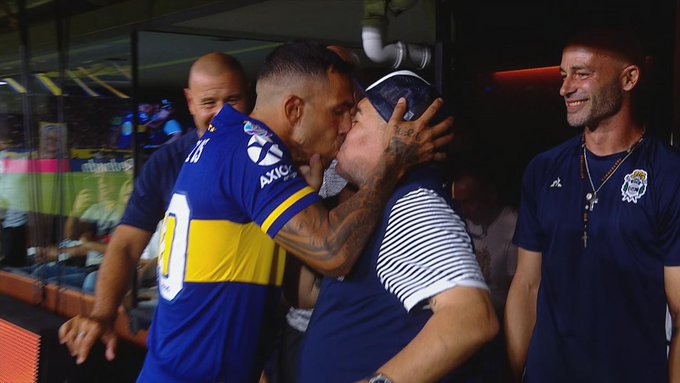 Tevez y Maradona se saludaron con un beso