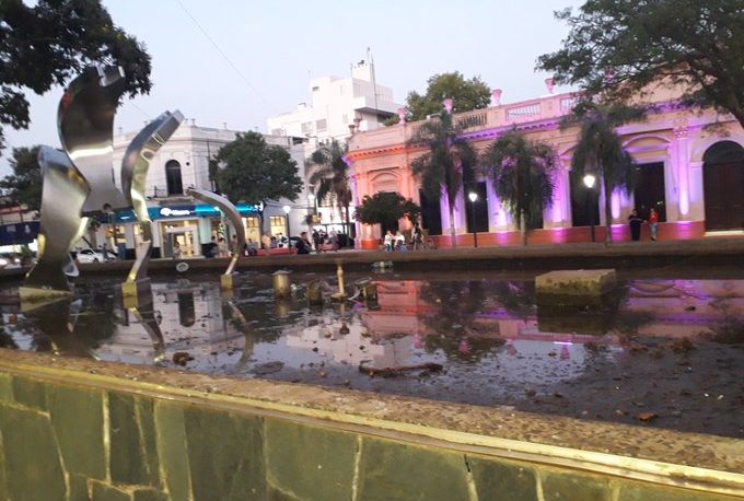 Plaza 9 de Julio: la fuente, un reservorio perfecto para el dengue