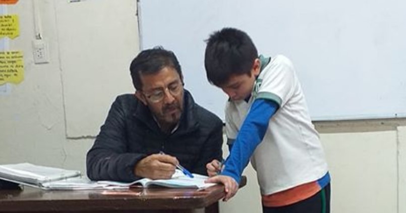 Un docente ayuda con su tarea al hijo de una de sus alumnas y se hace viral