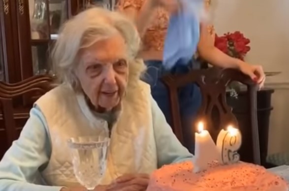 Festejó su cumpleaños 94, se rieron de su deseo y se volvió viral