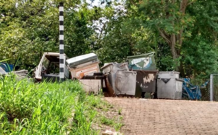 Vecinos denuncian depósitos de contenedores rotos