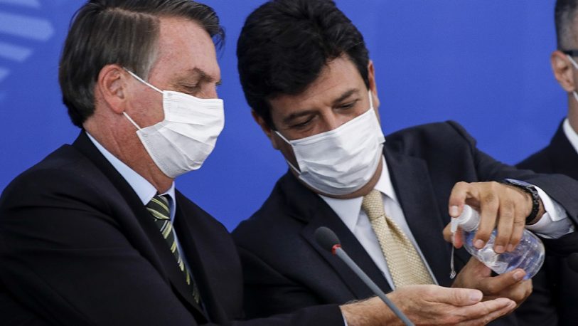 Bolsonaro echó al Ministro de Salud, en plena crisis