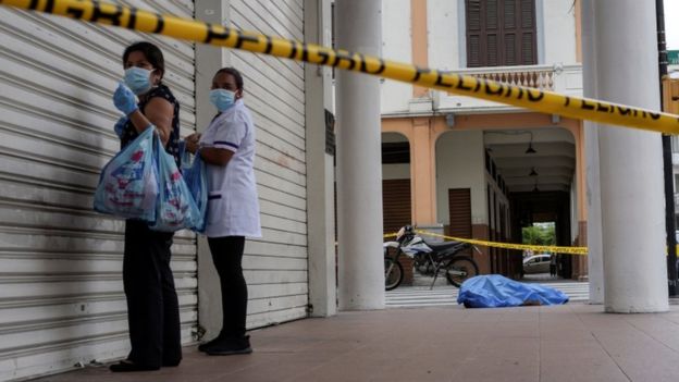 Dejan cadáveres en las calles de Guayaquil por la crisis del coronavirus