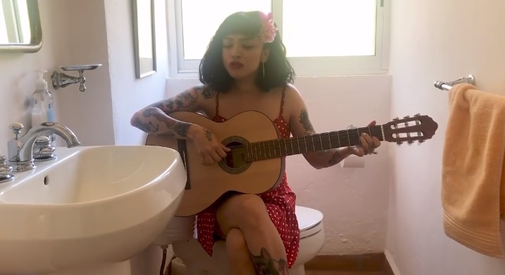Mon Laferte sorprendió con video cantando en su baño