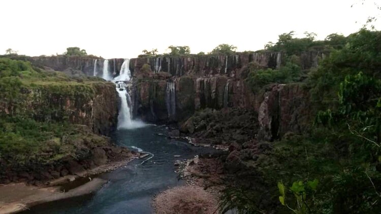 Iguazú está sin agua potable y las Cataratas muestran una triste imagen