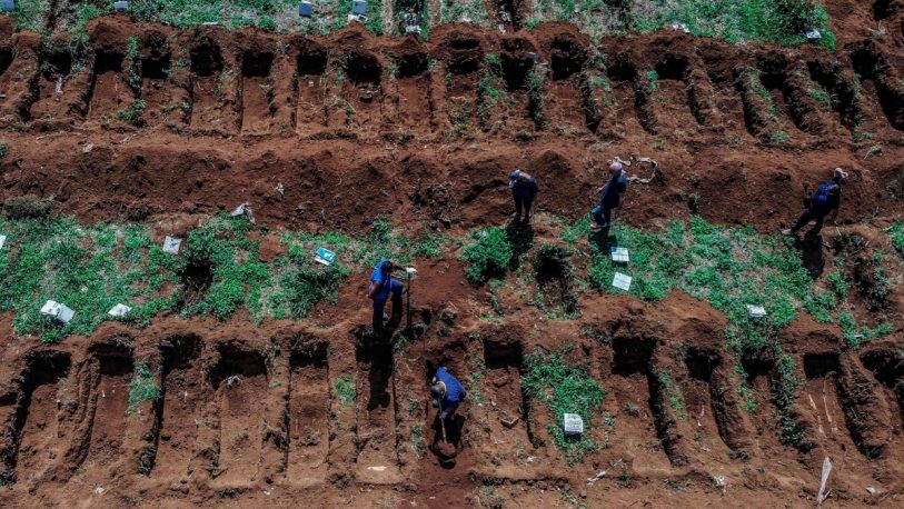 Coronavirus: El cementerio más grande de Brasil acelera las excavaciones