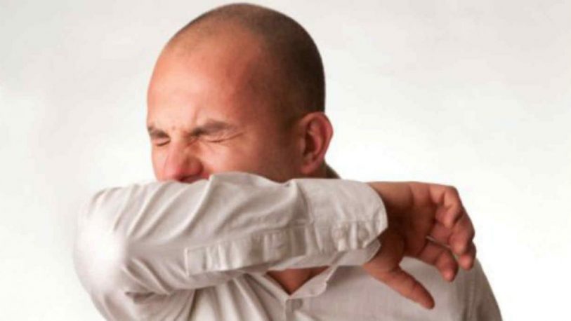 La importancia de cubrirse al toser