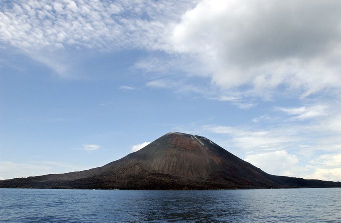 El volcán Anak Krakatau entró en erupción en Indonesia