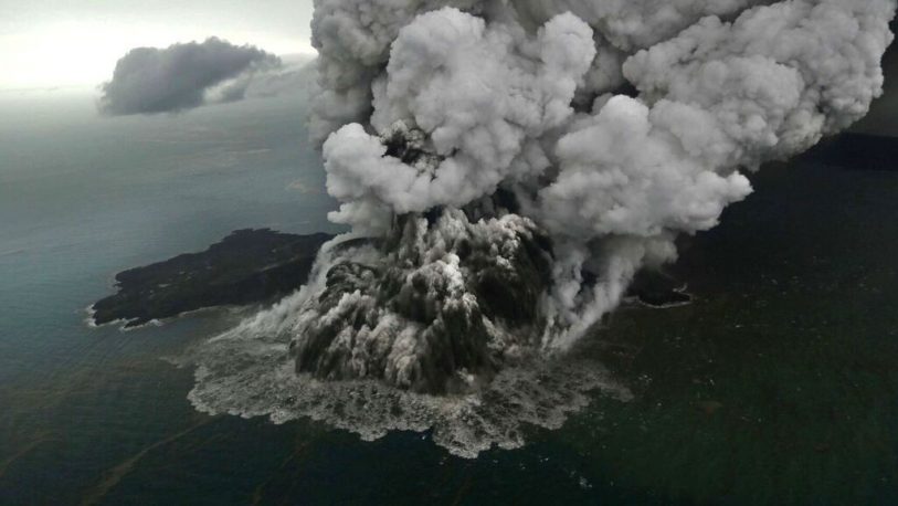Indonesia: Entró en erupción el volcán Anak Krakatoa
