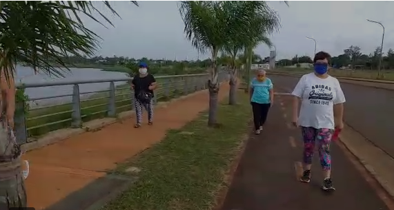 Unos 1500 adultos mayores caminaron por la Costanera