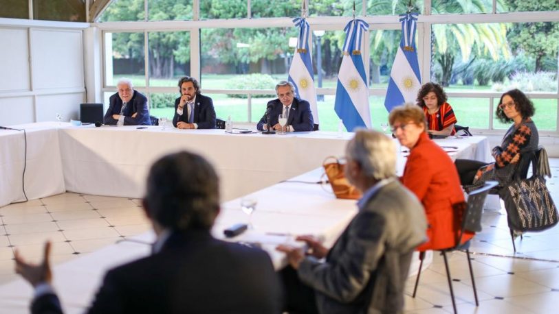 Fernández se reúne con el comité de expertos y define la extensión de la cuarentena
