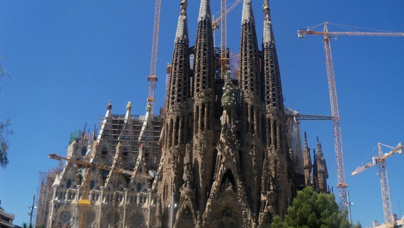 Meme compara la duración de la cuarentena con la construcción de la Basílica de Barcelona