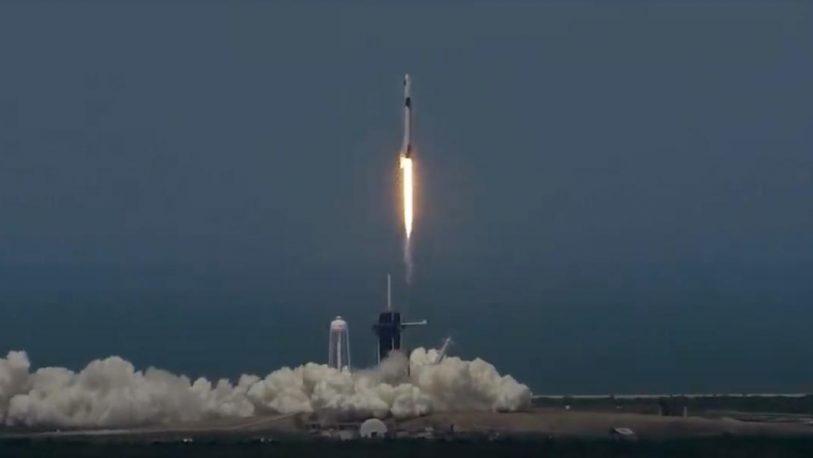 SpaceX y la NASA lanzaron al espacio una misión tripulada