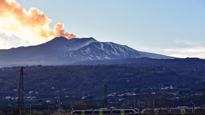 El volcán Etna exhaló humo en forma de corazón