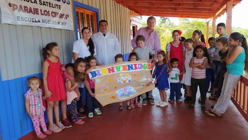 Jeleñ hizo un acto con niños, sin distanciamiento social