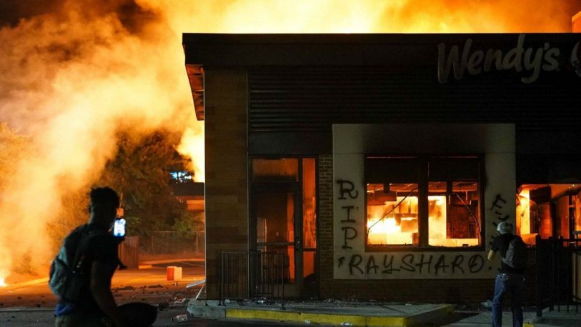 Manifestantes prenden fuego al Wendy’s en el que asesinaron a Rayshard Brooks