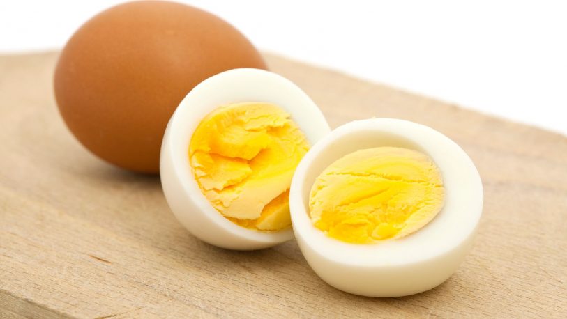 El genial “hack culinario” de TikTok que te muestra cómo pelar un huevo de un soplido