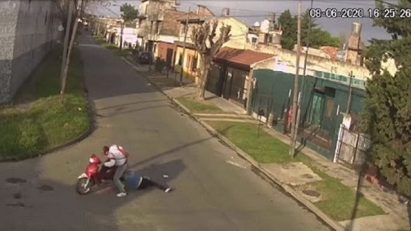 Motochorro arrastró a una mujer que quedó enganchada a la moto