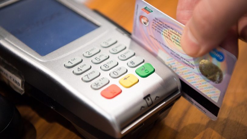 Las tarjetas de crédito mantendrán el tope de 43% para financiar saldos