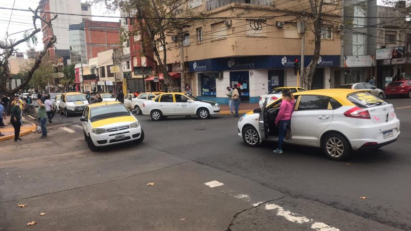 Ruidosa protesta de taxistas frente al Concejo Deliberante