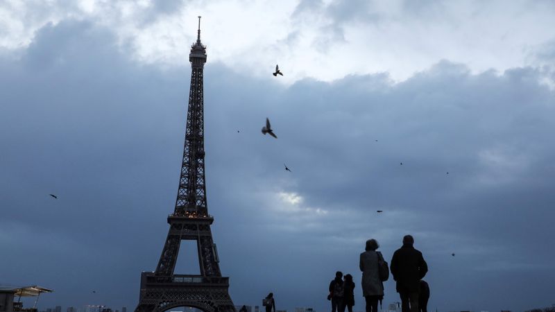 Tras un largo cierre, París reabrió la Torre Eiffel
