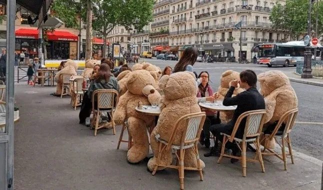 Estos osos gigantes sí aparecieron en París, pero no para la distancia social