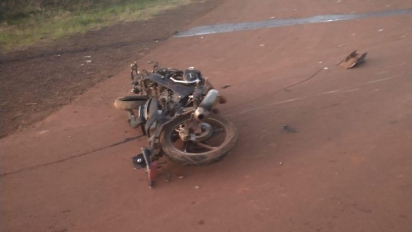 Automóvil chocó y mató a joven motociclista