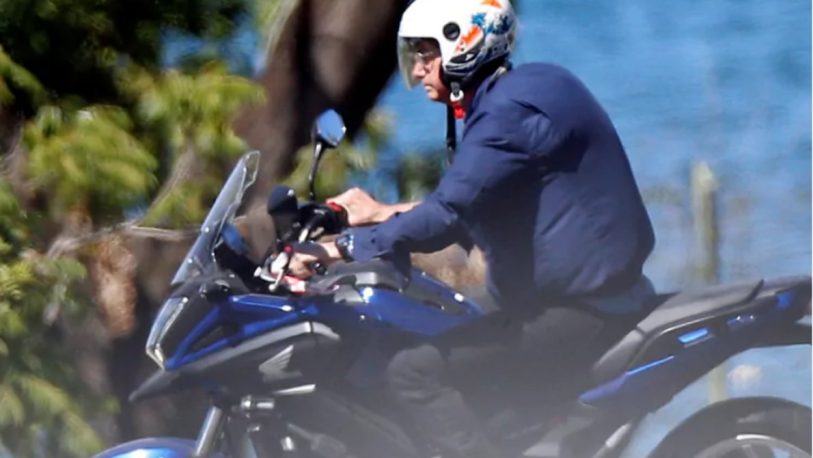 Bolsonaro paseó sin barbijo y en moto a pesar de estar infectado