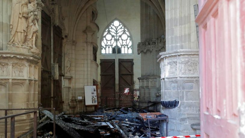 Se incendió la catedral gótica de Nantes: creen que fue intencional