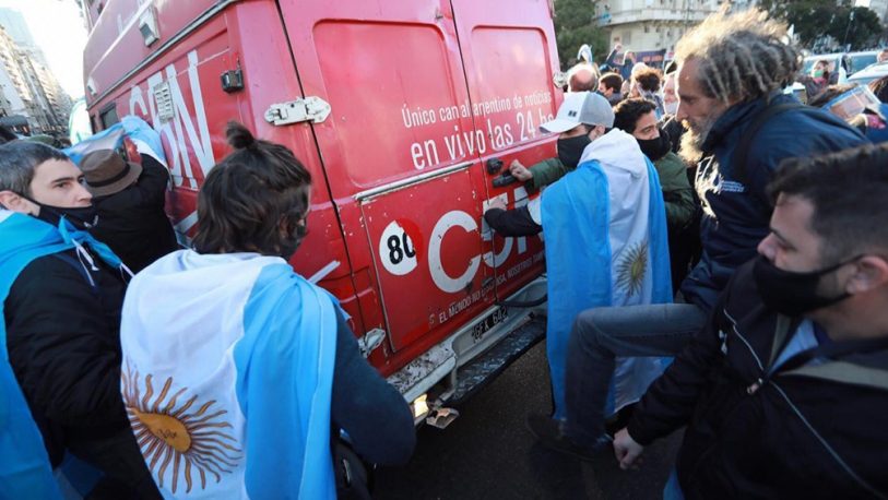 Protesta en rechazo de la cuarentena terminó con un ataque contra periodistas