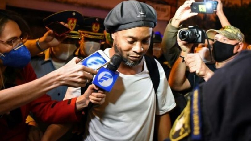 Ronaldinho seguirá preso, tras un revés en una apelación