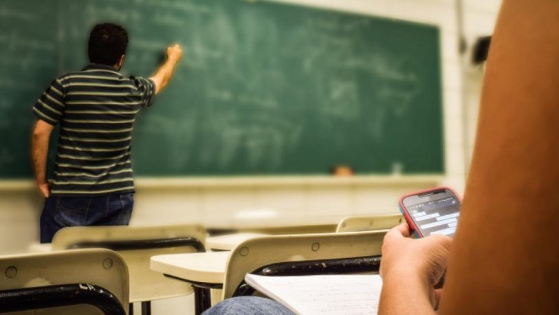 Autorizaron el uso de celulares en las aulas