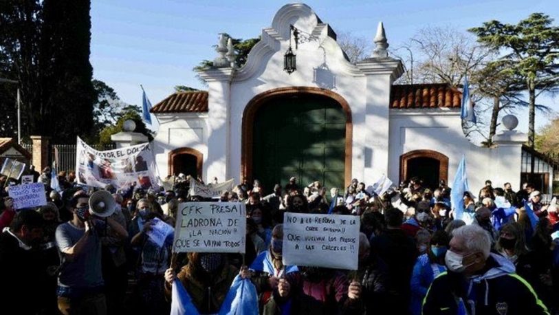 Con cacerolas y bocinazos, la protesta llegó a la Quinta de Olivos