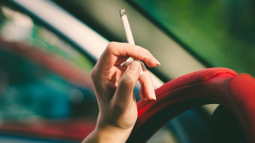 Cómo eliminar el olor a cigarrillo de tu casa o tu auto