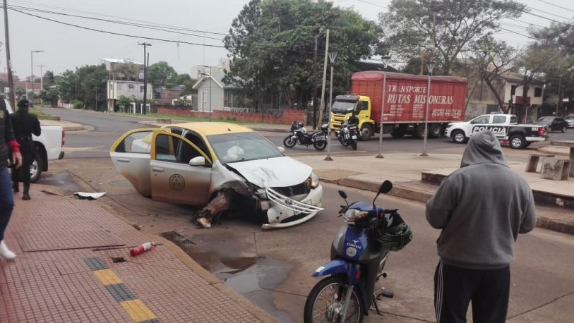 La pasajera de un taxi resultó herida en un fuerte choque