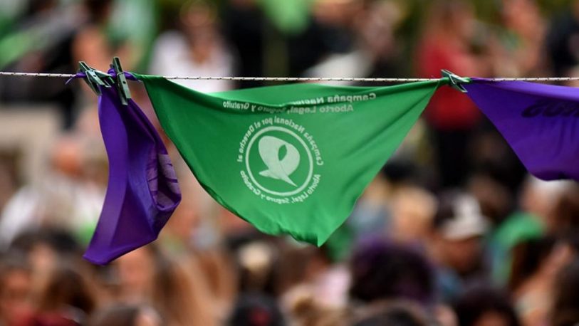 Miles de personas participaron del pañuelazo virtual en reclamo por el aborto legal en el país
