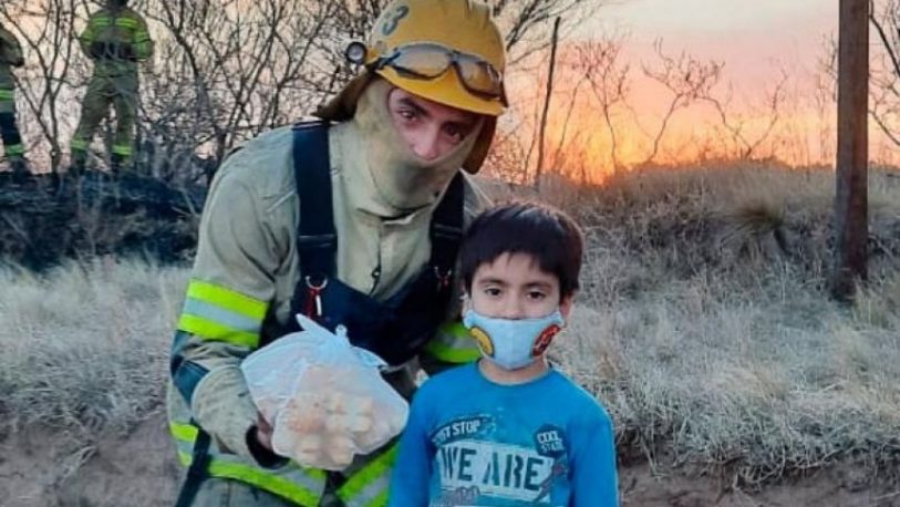 La otra cara de los incendios: el conmovedor gesto de un niño con los bomberos