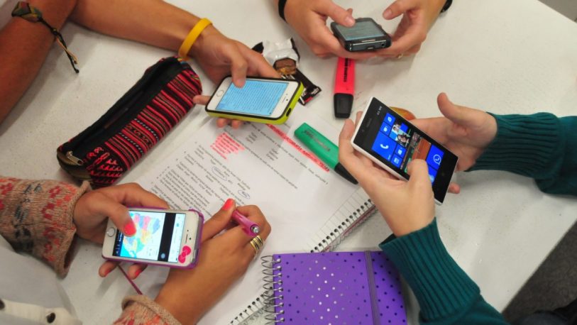 El celular en las aulas: ¿herramienta o distracción?