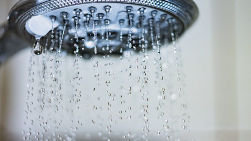 Cómo mejorar la presión de la ducha con un simplísimo truco casero