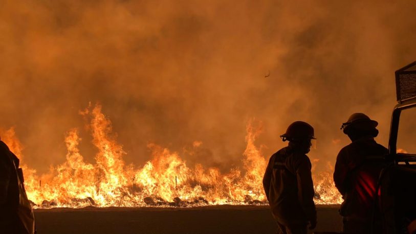 Siguen combatiendo dos grandes focos de incendio en las sierras de Córdoba