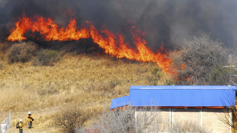 Incendios de grandes dimensiones cerca del aeropuerto de Corrientes