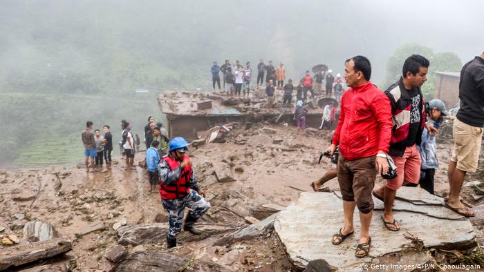 Muertos y desaparecidos tras gigantesco desprendimiento de tierras en Nepal