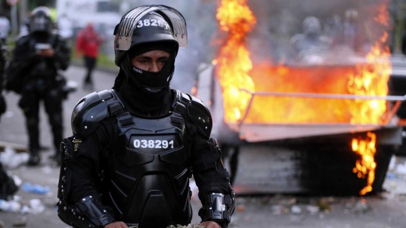 Disturbios durante protestas contra violencia policial en Colombia