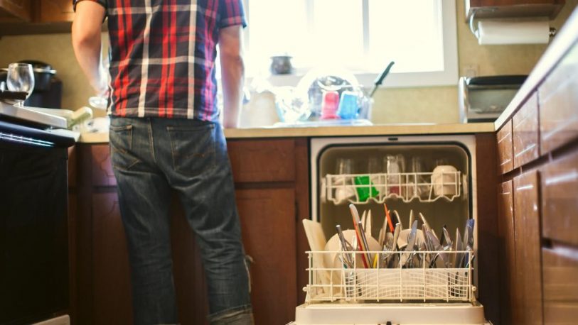 Hombres que lavan platos son más atractivos: la ciencia lo dice