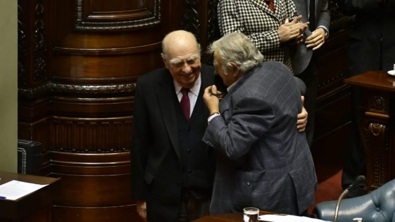 Mujica y Sanguinetti renunciaron a su banca en el Senado