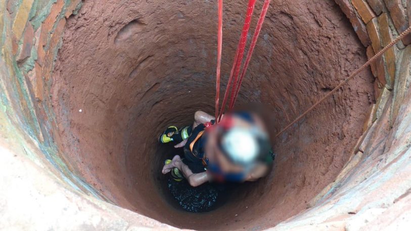 Rescataron a un abuelo que cayó a un pozo de 6 metros