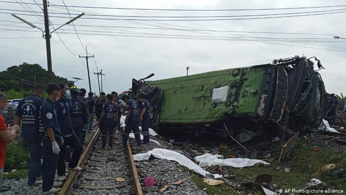 Tailandia: 18 muertos al chochar un tren y un colectivo