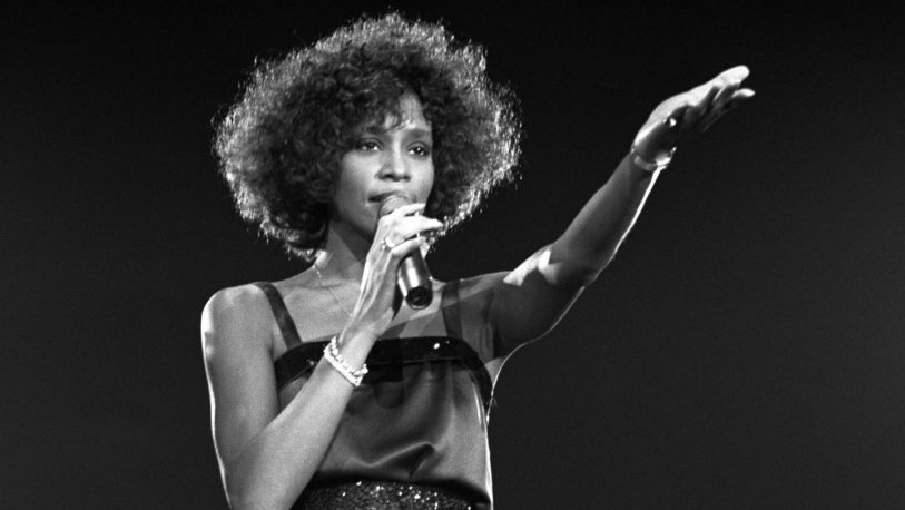 Whitney Houston se alza como la primera artista negra con 3 discos de diamante